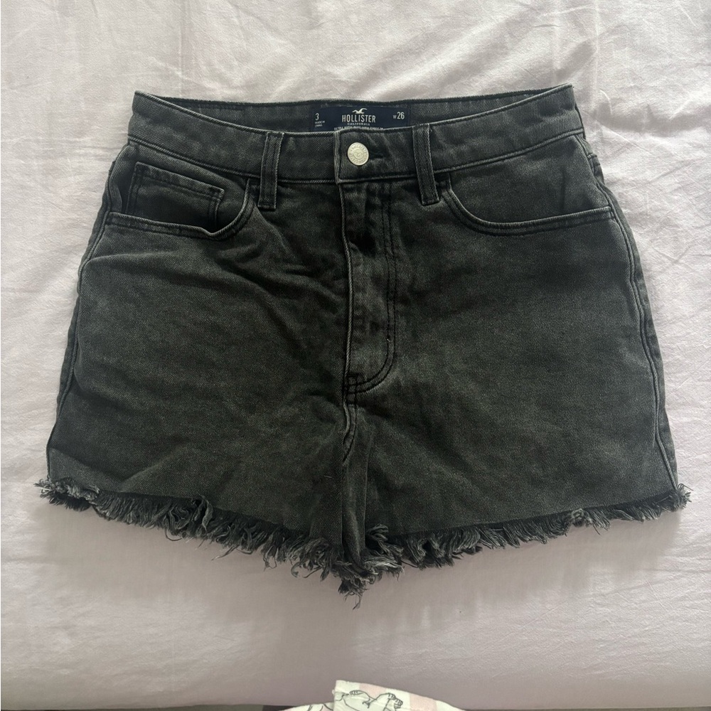 Hollister Ultra High-Rise Black Denim Mom Short 3”